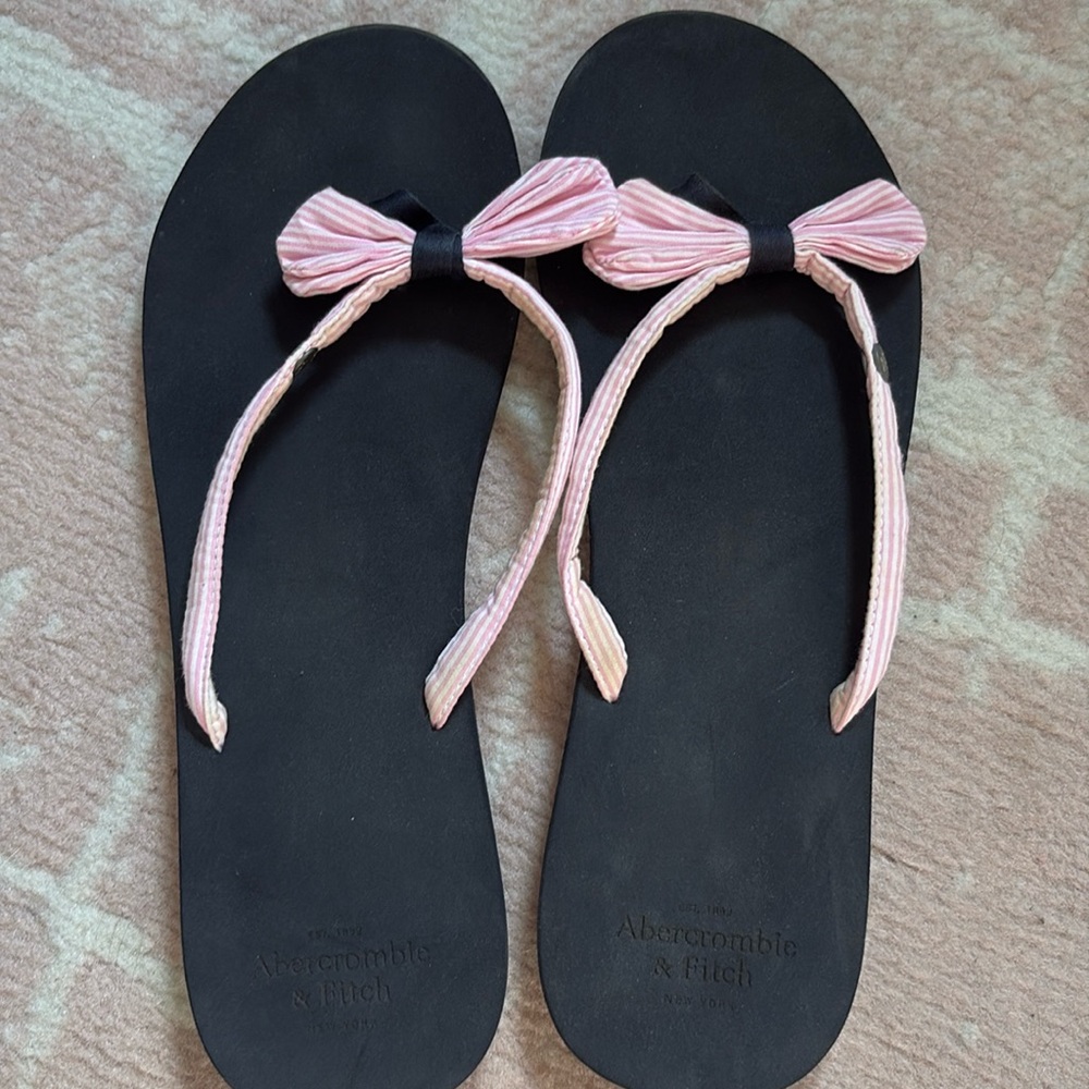 Abercrombie pink bow flip flops